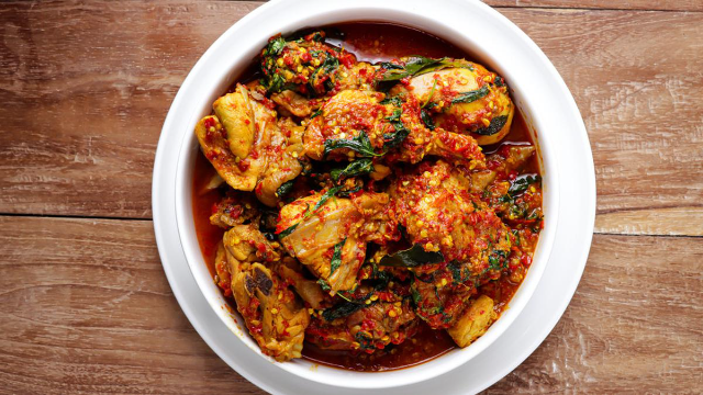 Menikmati Pedasnya Ayam Rica-Rica, Kuliner Khas Sulawesi Utara